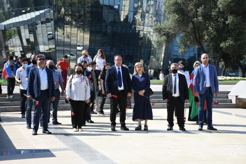 AY Partiya rəhbərliyi Rəsulzadənin, Elçibəy və Heydər Əliyevin məzarlarını ziyarət edib