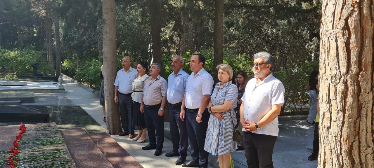 AY Partiya rəhbərliyi Elçibəyin məzarını ziyarət edib